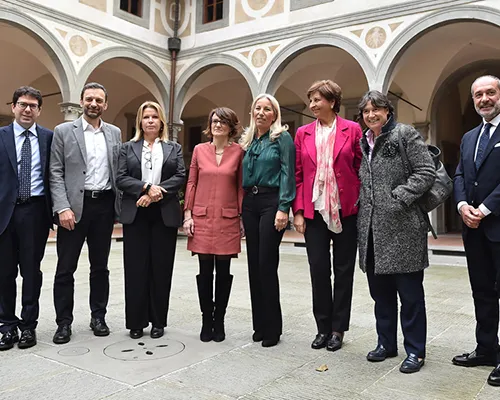 la presidente e il direttore dell'Istituto degli Innocenti Maria Grazia Giuffrida e Giovanni Palumbo, la Ministra per le pari opportunità e la famiglia Elena Bonetti e altri rappresentanti istituzionali nel Cortile degli Uomini dell'Istituto degli Innocenti in occasione della conferenza Lo sguardo dei bambini sul futuro