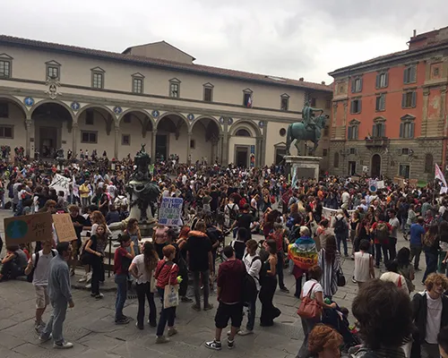 giovani attivisti in piazza SS. Annunziata a Firenze