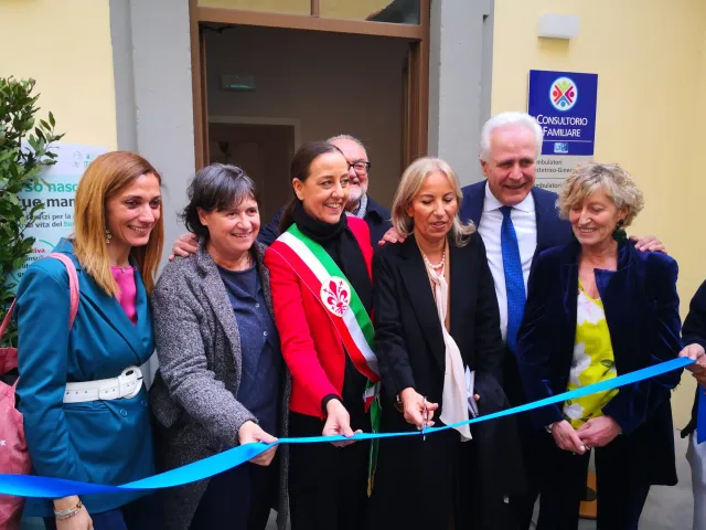 il taglio del nastro per l'inaugurazione del Consultorio all'Istituto degli Innocenti l'8 marzo 2023