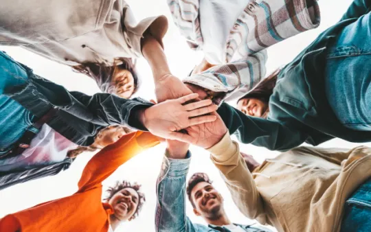 ragazzi che si danno la mano