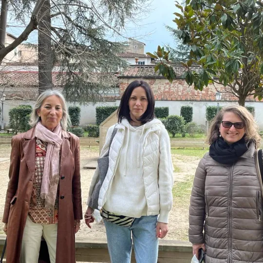 Hanna Kasjanova, Maria Grazia Giuffrida e Sabrina Breschi durante la visita di Kasjanova all'Istituto degli Innocenti