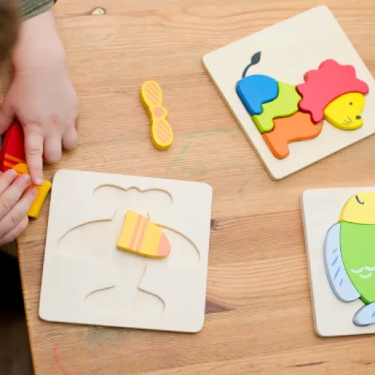 bambino che compone un puzzle