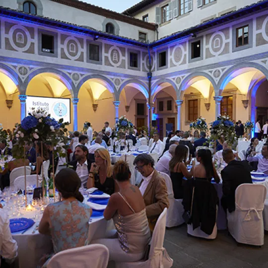 ospiti alla cena per raccogliere fondi in favore del progetto di arredo di Casa Rondini, che si è svolta il 2 luglio 2019 nel Cortile degli Uomini dell'Istituto degli Innocenti