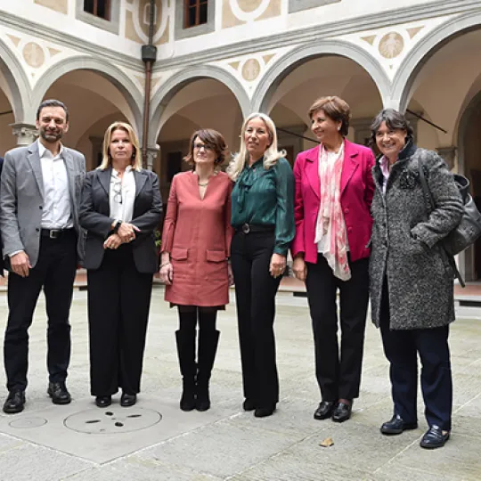 la presidente e il direttore dell'Istituto degli Innocenti Maria Grazia Giuffrida e Giovanni Palumbo, la Ministra per le pari opportunità e la famiglia Elena Bonetti e altri rappresentanti istituzionali nel Cortile degli Uomini dell'Istituto degli Innocenti in occasione della conferenza Lo sguardo dei bambini sul futuro