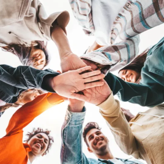 ragazzi che si danno la mano