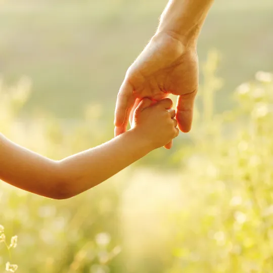 padre che prende per mano la figlia