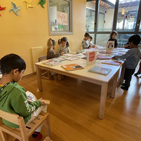 Bambini che leggono intorno ad un tavolo