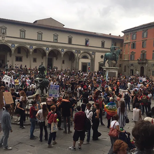 giovani attivisti in piazza SS. Annunziata a Firenze