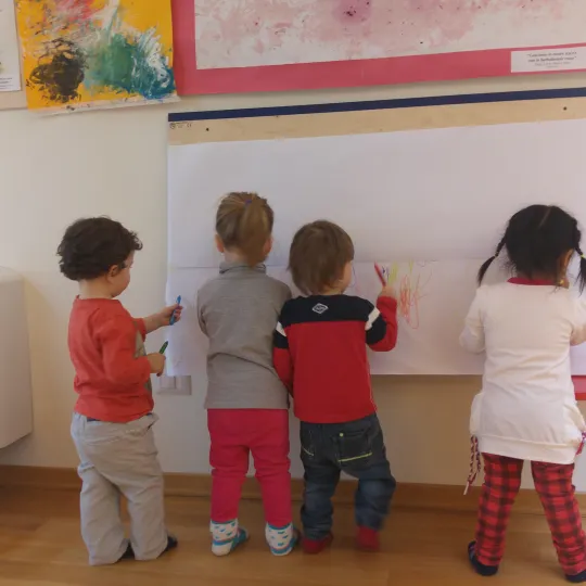 bambini che disegnano