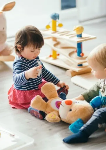 immagine di bambini che giocano per evocare il tema del sistema integrato zerosei